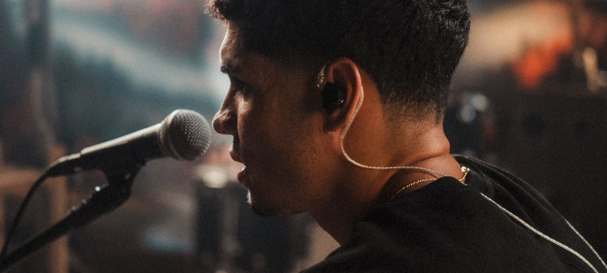 Igor Roque apresenta o single e clipe de “Não Mereço Esse Amor / Live Session Acoustic”