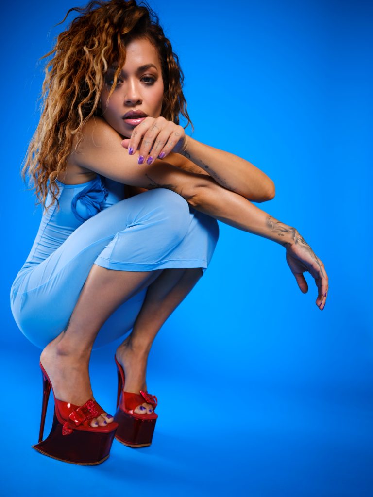 Rita Ora apresenta “Heat” no Estádio de Wembley