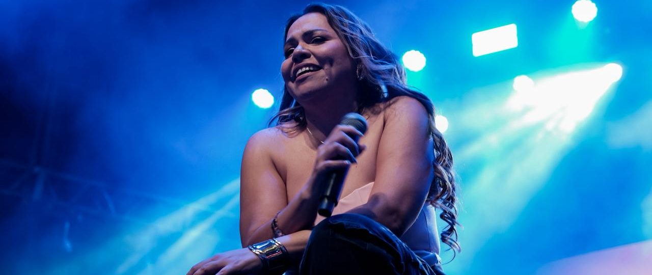 Priscila Meireles começa 2026 com show emocionante e casa cheia em Florianópolis