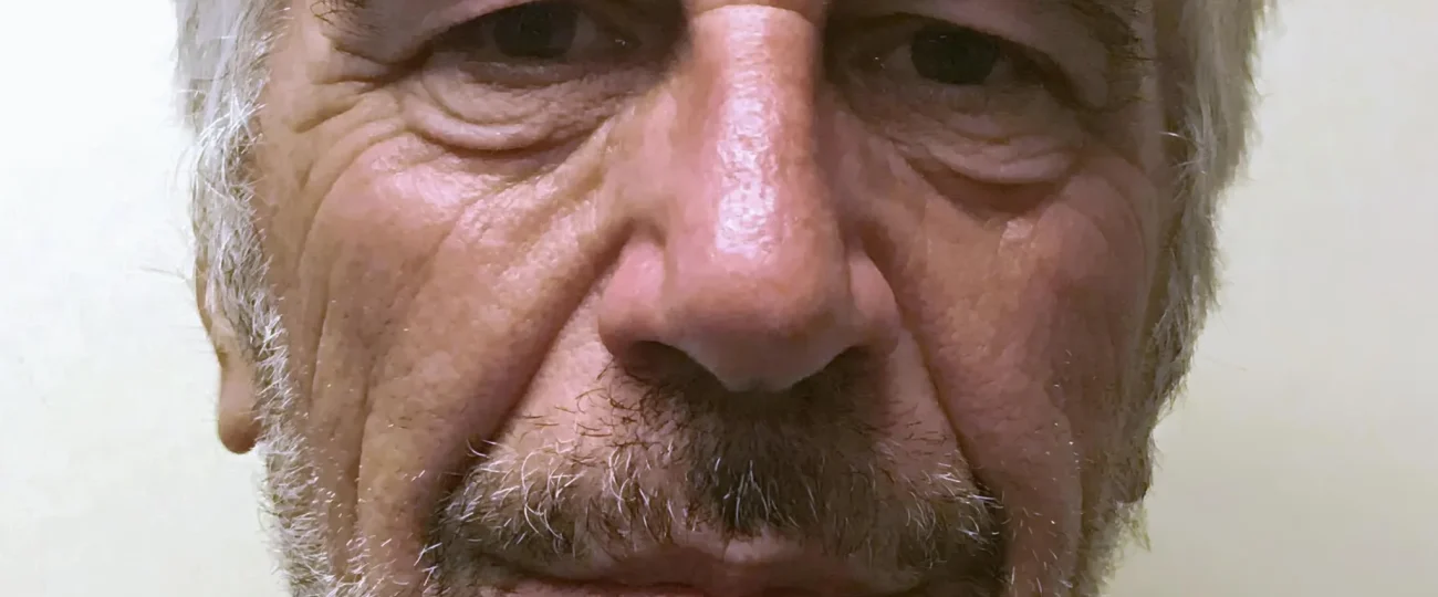 Após condenação, novos documentos expõem intricada teia de influência e comunicações no caso Epstein