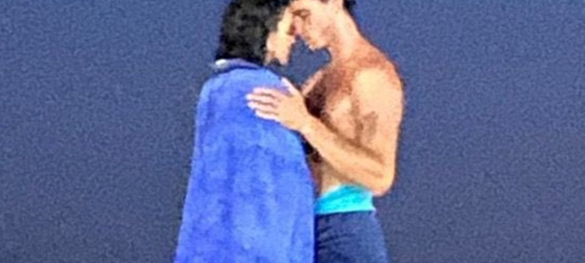 Shawn Mendes e Bruna Marquezine se refrescam no mar do Rio de Janeiro durante o feriado da Quarta-feira de Cinzas