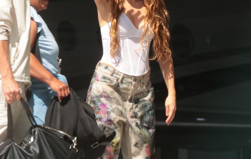 Shakira desembarca no Rio, explora o Aterro, filma “Choka Choka” e se encontra com Anitta
