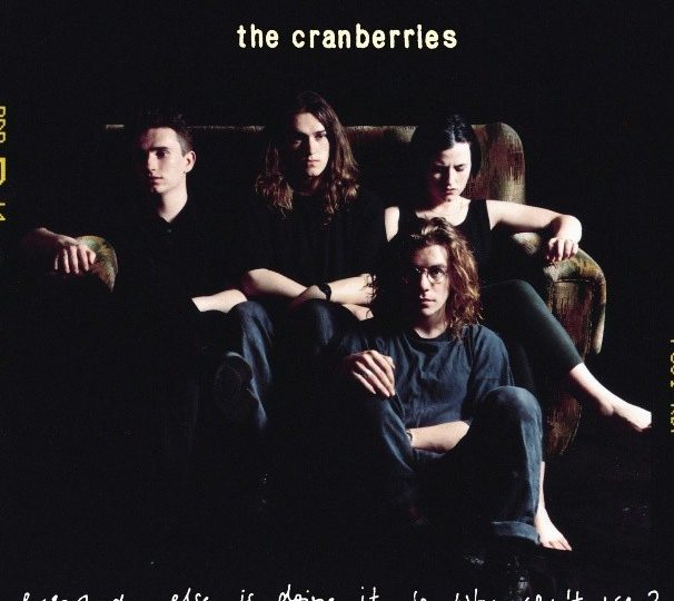The Cranberries comemoram 33 anos do lançamento do álbum de estreia “EVERYBODY ELSE IS DOING IT SO WHY CAN’T WE?”