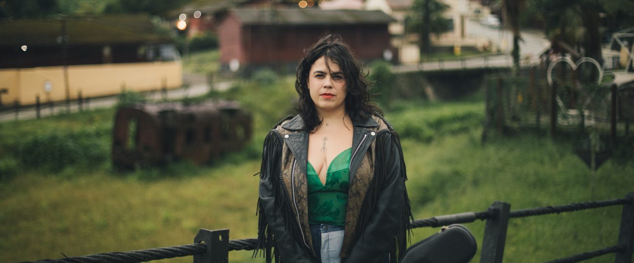 Bruna Lucchesi segue visceral, mostrando intimidade com a palavra em Bandoleira, seu novo álbum de autorais