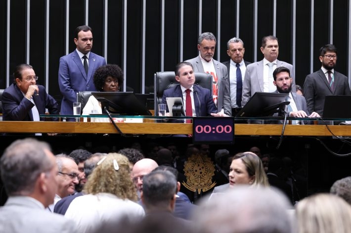 Câmara aprova alteração na jornada de trabalho e extingue a escala 6×1 no Brasil. Confira!