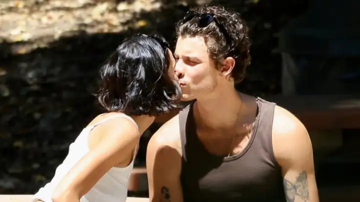 Shawn Mendes e Bruna Marquezine são vistos trocando carícias em romântico encontro no Griffith Park, Los Angeles