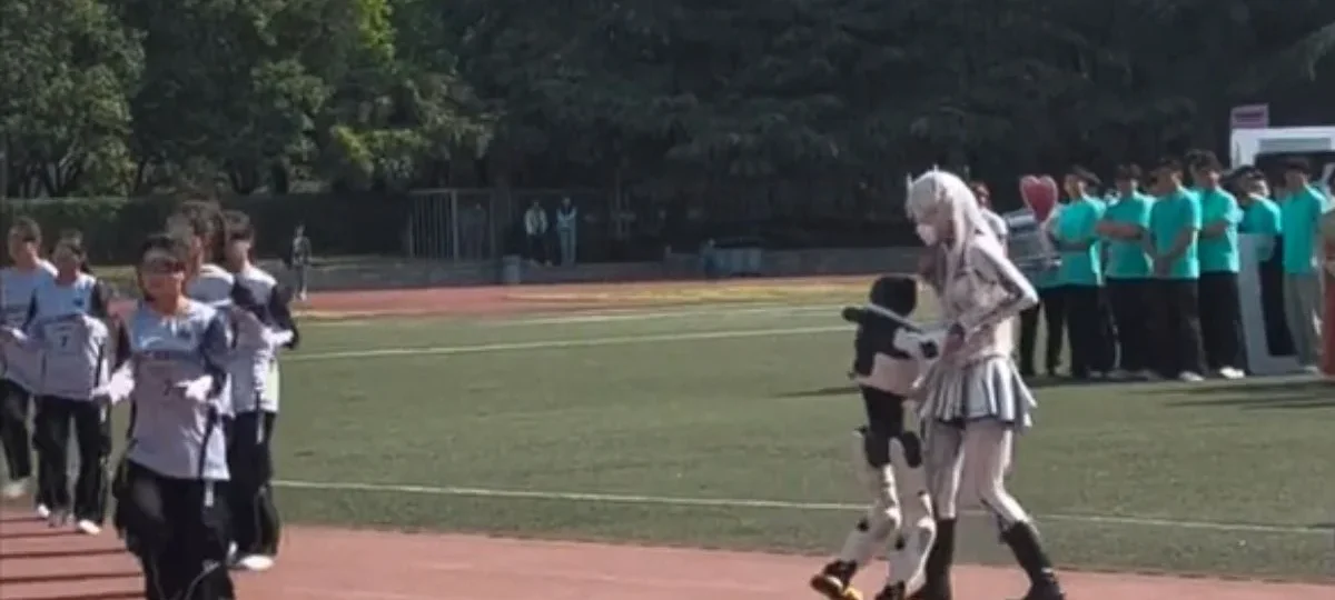 Estudante recebe abraço de robô humanoide em evento universitário na China e vídeo conquista a internet